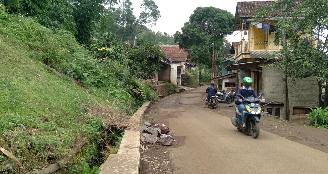Lingkungan Desa Cikahuripan, Kecamatan Cimanggung, Kabupaten Sumedang. (Jabar Ekspres)