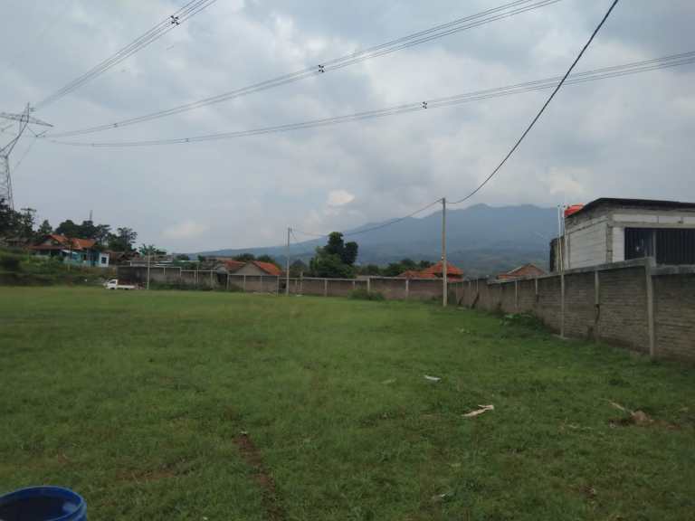 Tiang listrik yang sudah mulai terpsang di lingkungan Perumahan SBG, Kecamatan Cimanggung, Kabupaten Sumedang untuk fasilitas relokasi korban longsor.