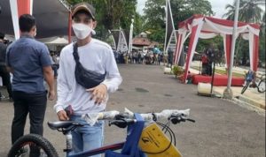 Rusdi Aldiansyah alias Arab menerima hadiah sepeda dari Gubernur Jawa Barat Ridwan Kamil dan diberikan modal nikah.