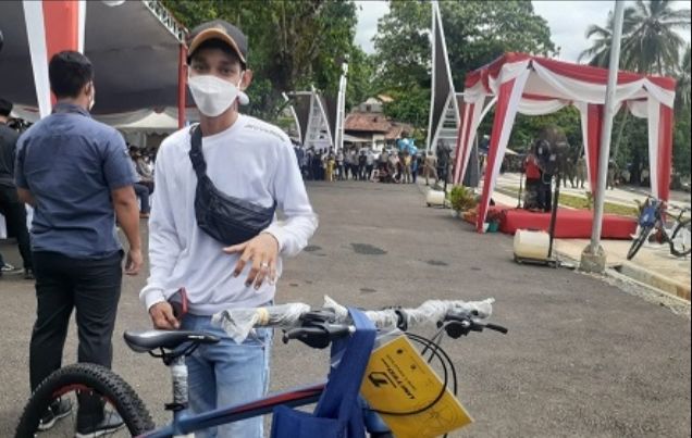 Rusdi Aldiansyah alias Arab menerima hadiah sepeda dari Gubernur Jawa Barat Ridwan Kamil dan diberikan modal nikah.