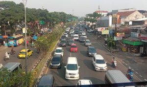 Kendaraan memadati ruas jalan di Kota Bandung. (Foto: Sandi Nugraha/Jabar Ekspres)