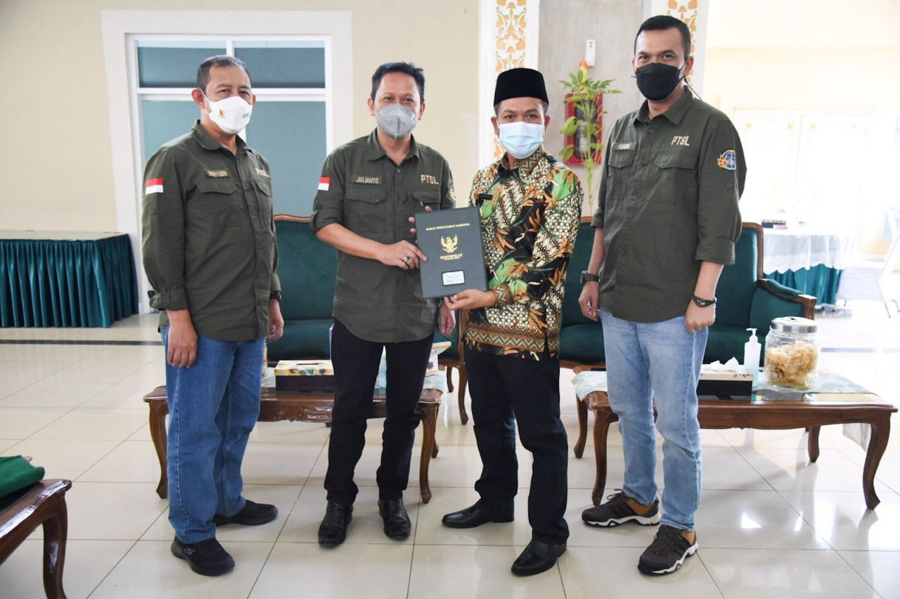 Dadang Supriatna targetkan 80 persen aset Pemkab Bandung sudah disertifikasi pada tahun 2022 untuk mengejar capaian Monitoring Centre For Prevention (MCP) dari Komisi Pemberantasan Korupsi (KPK).
