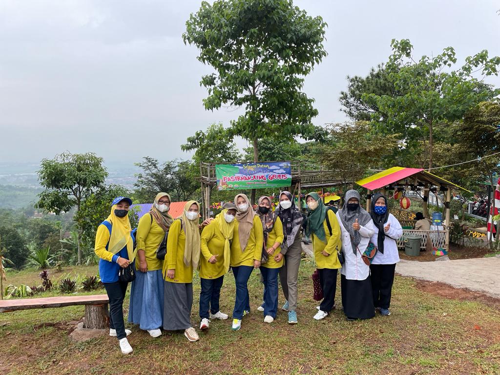 Ilustrasi objek wisata: Ibu-ibu PKK Kecamatan Cimanggung saat foto bersama di Pasirnanjung Geulis (cantik) di Desa Pasirnanjung, Kecamatan Cimanggung, Kabupaten Sumedang.