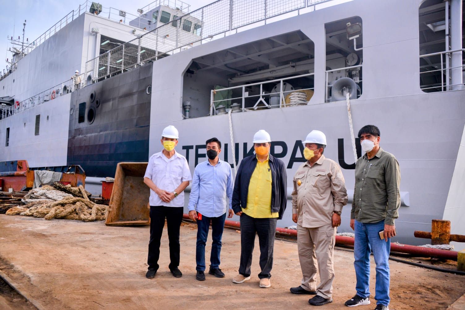 Menko Airlangga Hartarto melakukan peninjauan ke area galangan kapal nasional PT Daya Radar Utama (DRU) Shipyard di Srengsem, Kota Bandar Lampung, Sabtu (12/2).