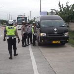 Saat PPKM level 3, petugas mengadakan operasi ganjil genap di ruas jalan Exit Tol Seroja.