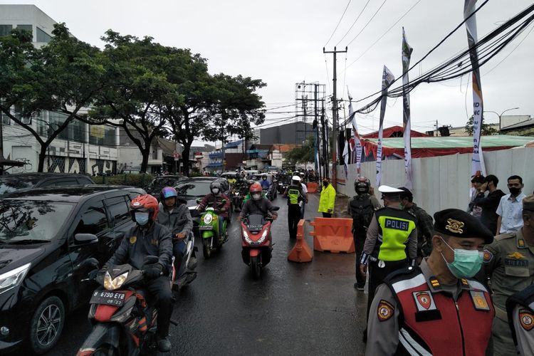 DITUTUP SEMENTARA: Prosesi Peletakan batu pertama di proyek underpass Jalan Dewo Sartika, situasi lalu lintas di jalan Dewi Sartika menuju Jalan Margonda Raya, Depok, Senin (14/2/2022).