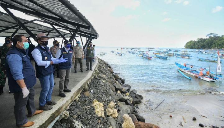 TINJAU LOKASI PARIWISATA: Gubernur Jawa Barat Ridwan Kamil saat meninjau lokasi pariwisata di Pangandaran, Jawa Barat.