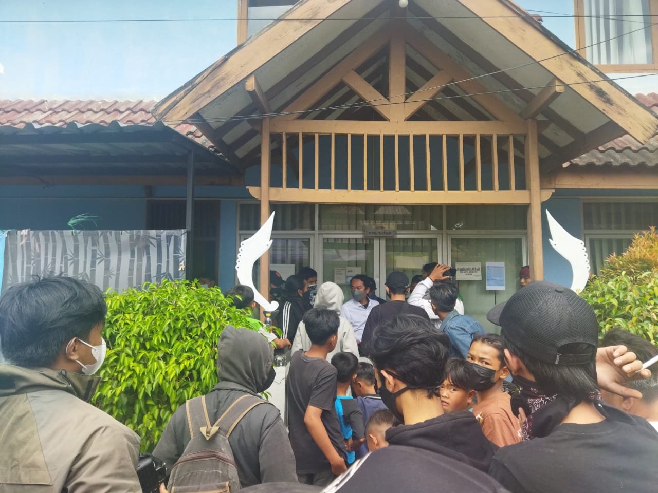 BERI PENJELASAN: Salah seorang pihak Kelurahan Kebon Waru, Kota Bandung menghadapi warga Anyer Dalam dan penggugat yang sedang menuntut pengeluaran surat kepemilikan fisik tanah di halaman depan kantor kelurahan, Senin (14/2).