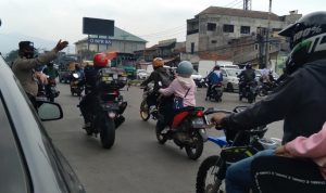 Anggota Polsek Cimanggung saat atur lajur sekaligus berjaga menghadang pengendara motor yang lawan arus lalu lintas di Jalan Raya Bandung-Garut. (Jabar Ekspres)
