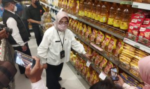 AMAN: Kepala Dinas Perdagangan dan Perindustrian (Disdagin) Kota Bandung, Elly Wasliah memastikan stok minyak goreng di Kota Bandung, aman.