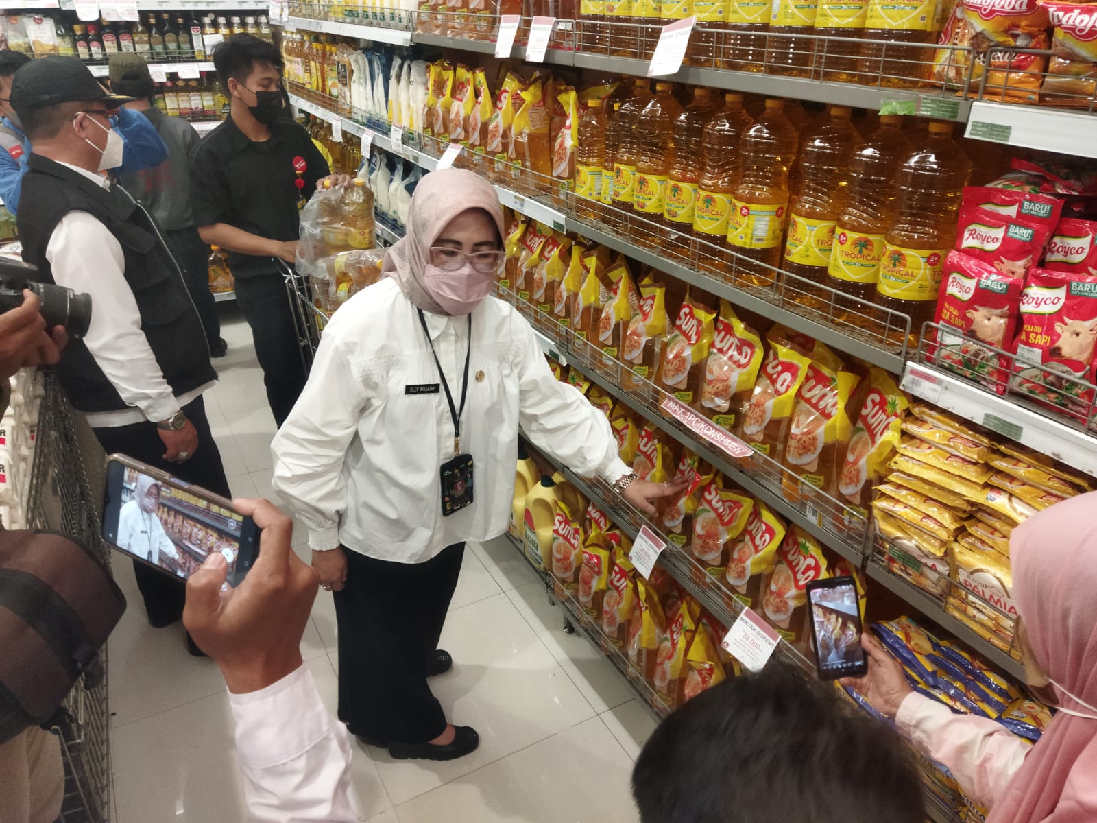 AMAN: Kepala Dinas Perdagangan dan Perindustrian (Disdagin) Kota Bandung, Elly Wasliah memastikan stok minyak goreng di Kota Bandung, aman.