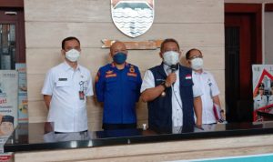 Plt Walikota Bandung, Yana Mulyana (tengah) usai melakukan rapat koordinasi PPKM level 3. Rabu (16/2). (Foto: Sandi Nugraha/Jabar Ekspres)