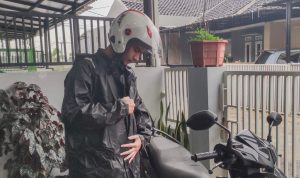 Perlengkapan Berkendara yang Harus Dibawa Saat Hujan