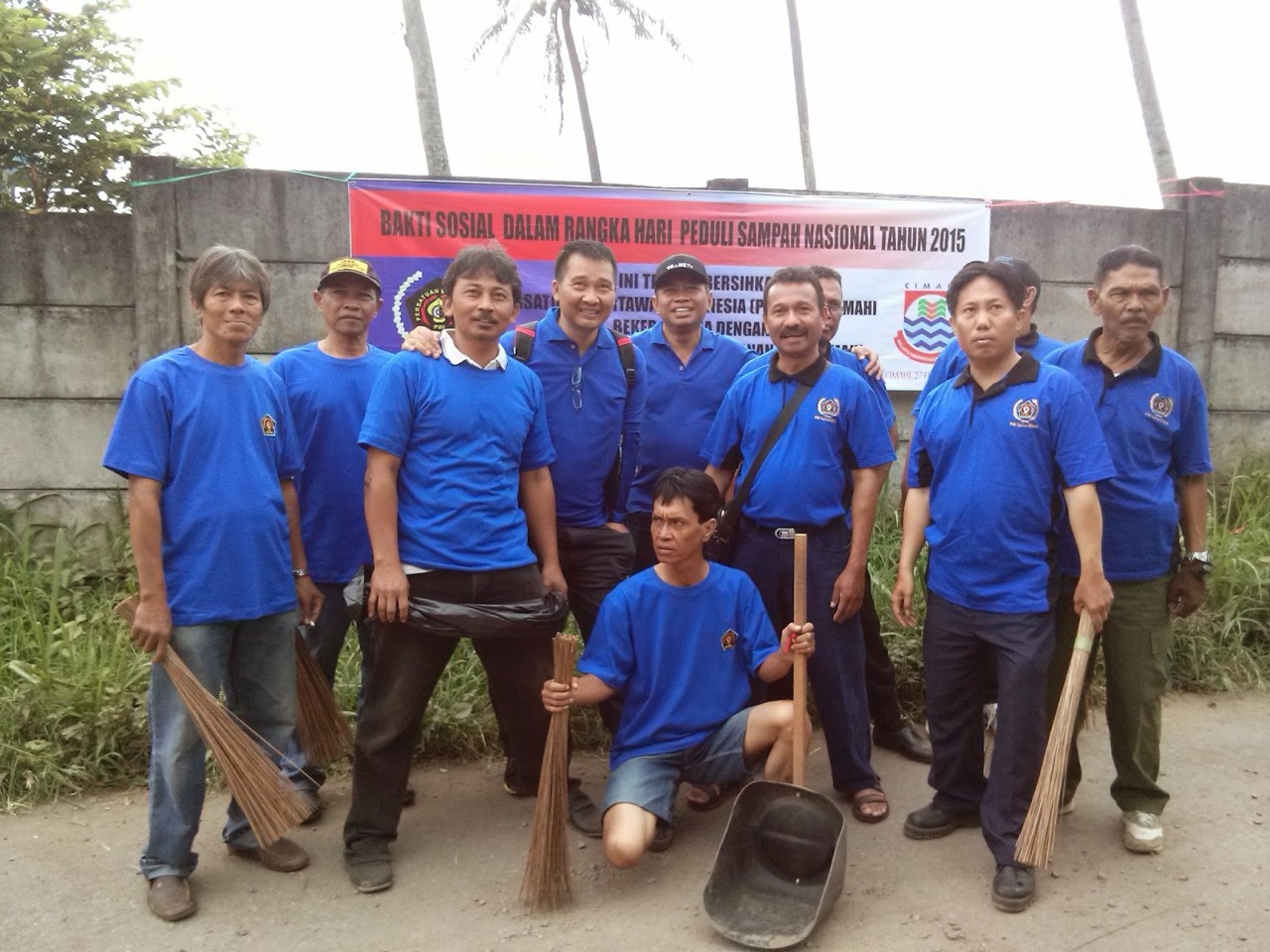 BAKTI SOSIAL: Pengurus dan Anggota Persatuan Wartawan Indonesia (PWI) Kota Cimahi usai memperingati Hari Peduli Sampah Nasional Tahun 2015 lalu.