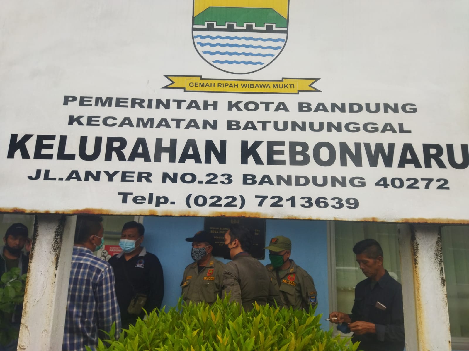 AUDIENSI: Perwakilan warga jalan Anyer Dalam saat mendatangi kembali kantor Kelurahan Kebon Waru, Kecamatan Batununggal, Kota Bandung. (Muhamad Nizar/Jabar Ekspres)