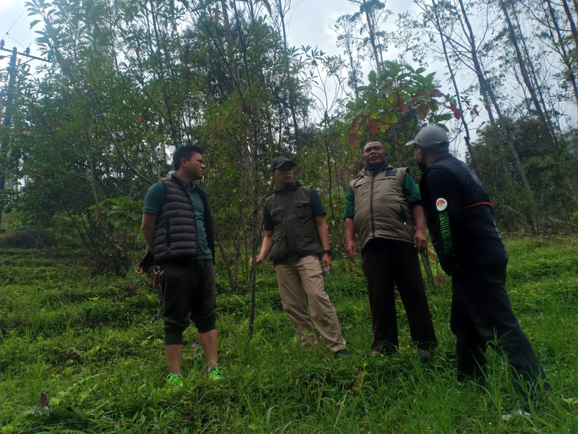 Bupati Bandung Dadang Supriatna bersama Sekretaris Dinas Pekerjaan Umum dan Tata Ruang Kabupaten Bandung, Camat Cilengkrang dan Kepala Desa Cipanjalu meninjau langsung kawasan perbatasan antara Kabupaten Bandung dan Bandung Barat