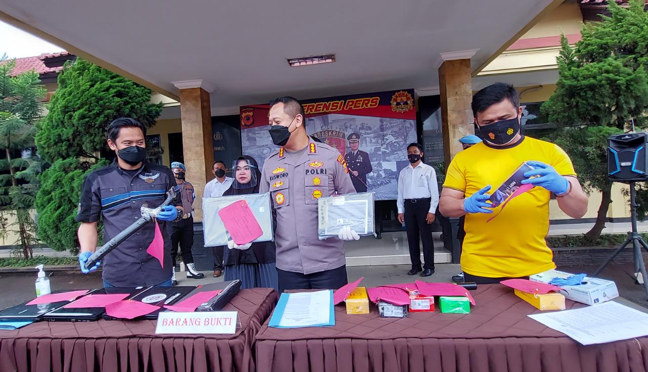 Kapolresta Bandung, Kombes Pol Kusworo Wibowo telah menangkap pelaku pembobol toko yang beraksi di wilayah Ciparay, Kabupaten Bandung.
