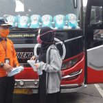 MISI KEMANUSIAN: Kepala Pelaksana BPBD Provinsi Jawa Barat Dani Ramdan, saat membagikan masker kepada calon penumpang bus di Terminal Cicaheum, Kota Bandung, Sabtu (19/2).