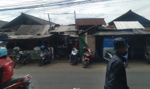 Area depan Pasar Tradisional Parakan Muncang di Kecamatan Cimanggung, Kabupaten Sumedang yang sampai saat ini belum direvitalisasi. (Jabar Ekspres)