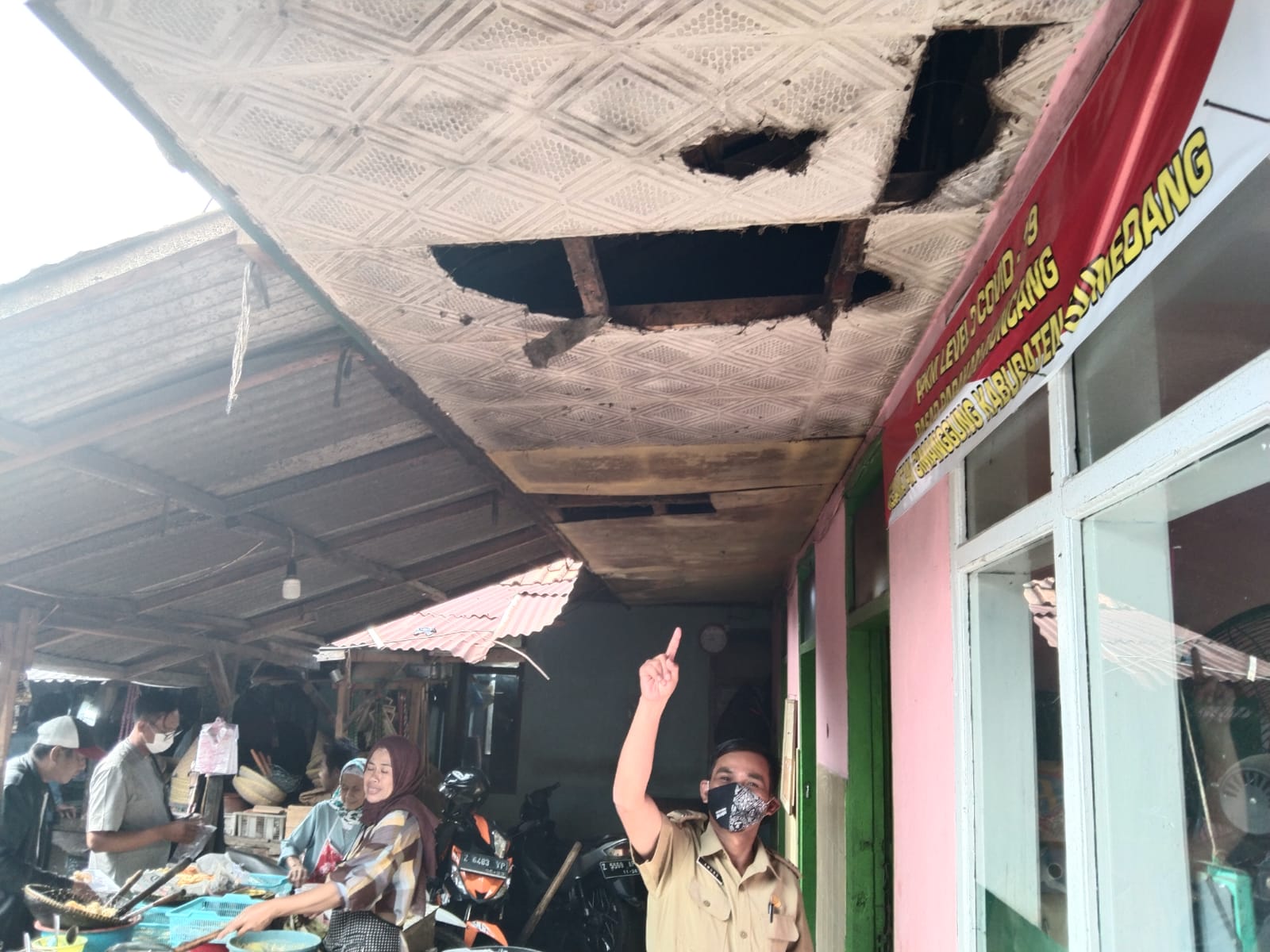 Kondisi Kantor Pasar Tradisional Parakan Muncang di Kecamatan Cimanggung, Kabupaten Sumedang yang rusak dan sampai sekarang belum diperbaiki. (Jabar Ekspres)