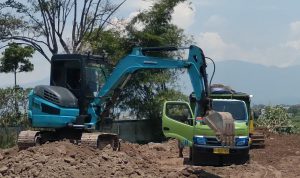 Pembangunan Proyek Perumahan Pesona Linggar Residence dari PT Agung Mulya Grup itu diduga belum miliki perizinan.
