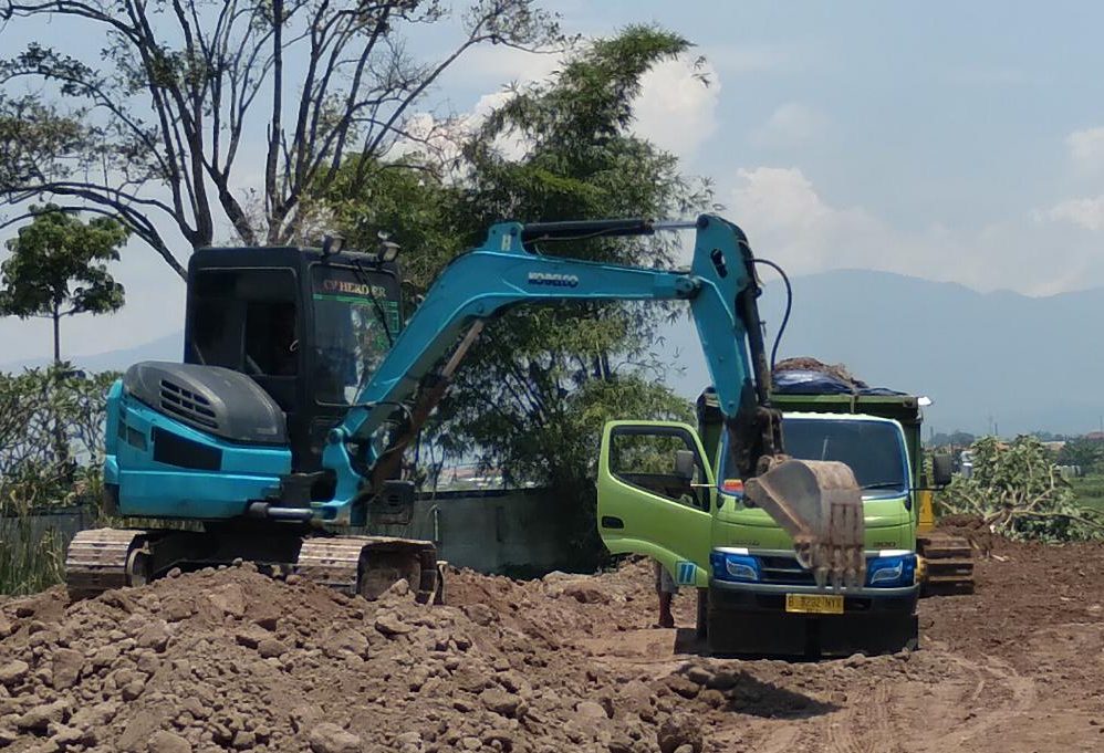 Pembangunan Proyek Perumahan Pesona Linggar Residence dari PT Agung Mulya Grup itu diduga belum miliki perizinan.
