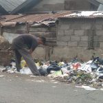 Sampah di bahu jalan Pasar Parakan Muncang. (Jabar Ekspres)