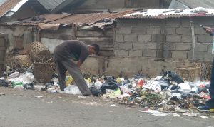 Sampah di bahu jalan Pasar Parakan Muncang. (Jabar Ekspres)