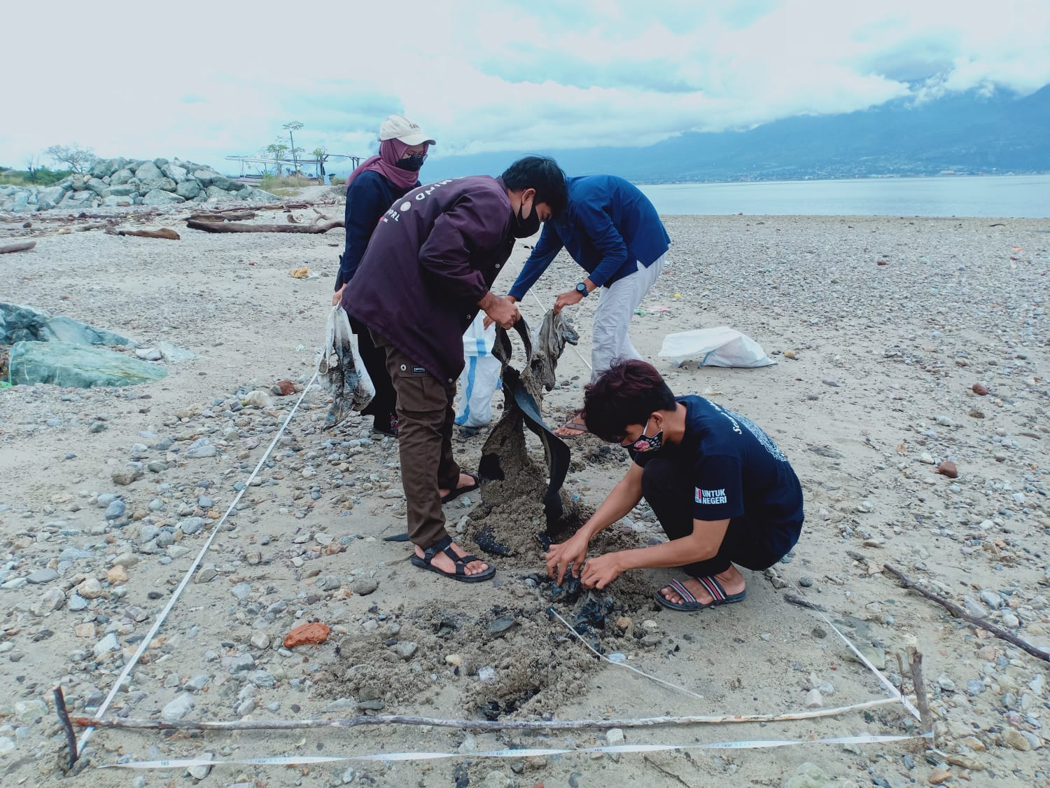 KFC Indonesia bekerja sama dengan Divers Clean Action (DCA) mengadakan bersih pantai dan laut di 10 Provinsi di Indonesia.