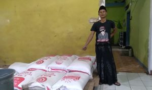 Pengusaha kacang kedelai, Owi, 39, warga Desa Cikahuripan, Kecamatan Cimanggung, Kabupaten Sumedang. (Jabar Ekspres)