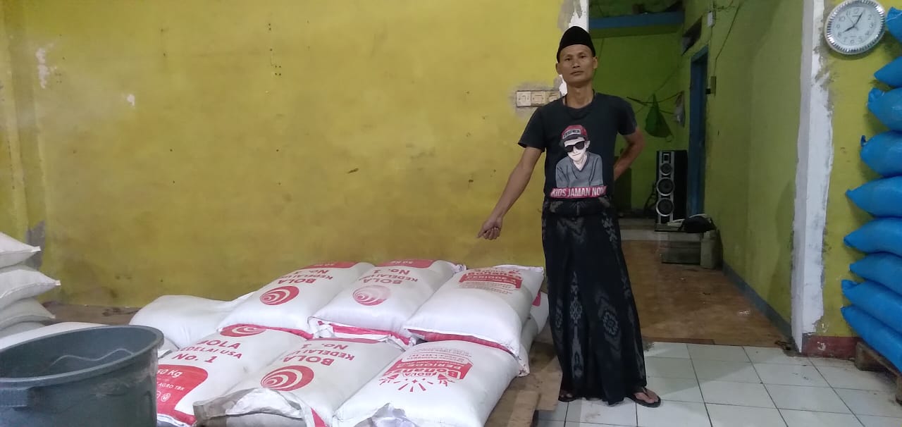 Pengusaha kacang kedelai, Owi, 39, warga Desa Cikahuripan, Kecamatan Cimanggung, Kabupaten Sumedang. (Jabar Ekspres)