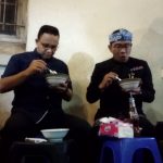 Gubernur Jawa Barat, Ridwan Kamil dan Gubernur DKI Jakarta, Anies Baswedan saat makan bubur di Bubur Ayam PR, Kamis (24/2) malam. (Istimewa)