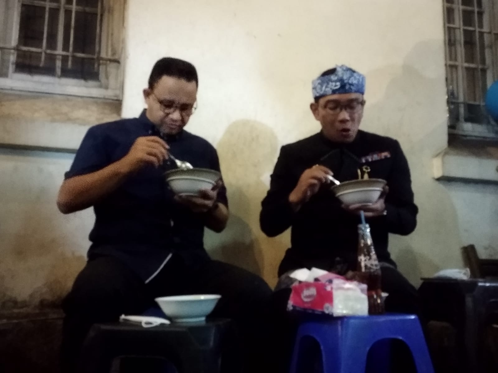 Gubernur Jawa Barat, Ridwan Kamil dan Gubernur DKI Jakarta, Anies Baswedan saat makan bubur di Bubur Ayam PR, Kamis (24/2) malam. (Istimewa)