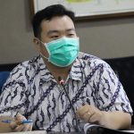 BERIKAN PERHATIAN: Anggota DPRD Kota Bandung dari Partai Solidaritas Indonesia (PSI) Christian Julianto, meminta pemkot agar segera menggelar operasi pasar.