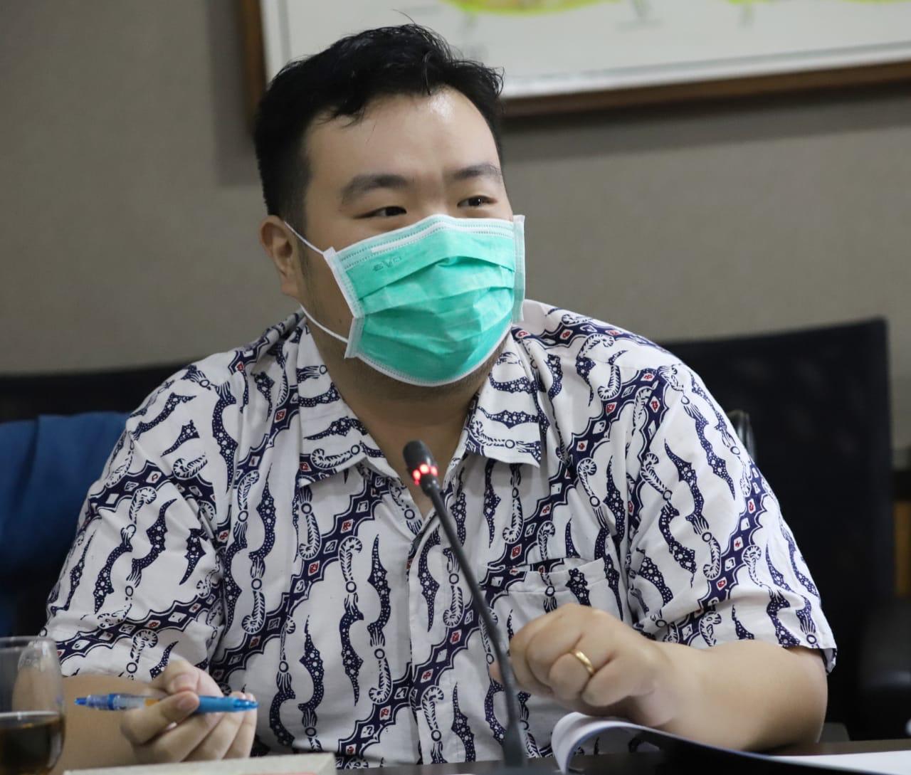 BERIKAN PERHATIAN: Anggota DPRD Kota Bandung dari Partai Solidaritas Indonesia (PSI) Christian Julianto, meminta pemkot agar segera menggelar operasi pasar.