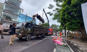 Billboard Besar Terjatuh di Jalan Wastukencana, 2 Pengendara Motor Jadi Korban