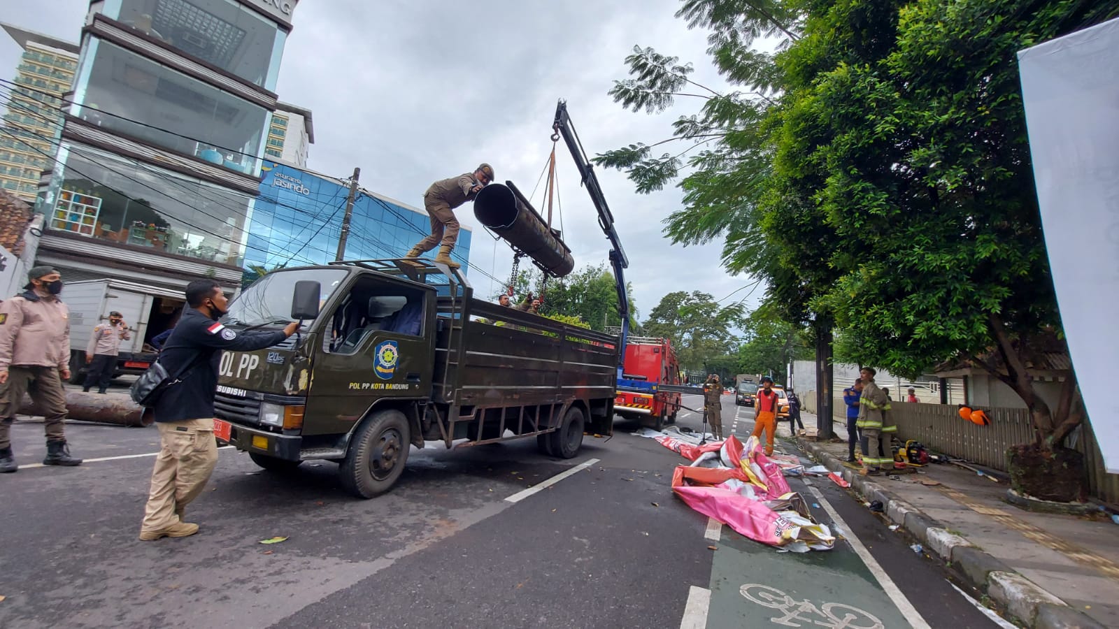 Billboard Besar Terjatuh di Jalan Wastukencana, 2 Pengendara Motor Jadi Korban