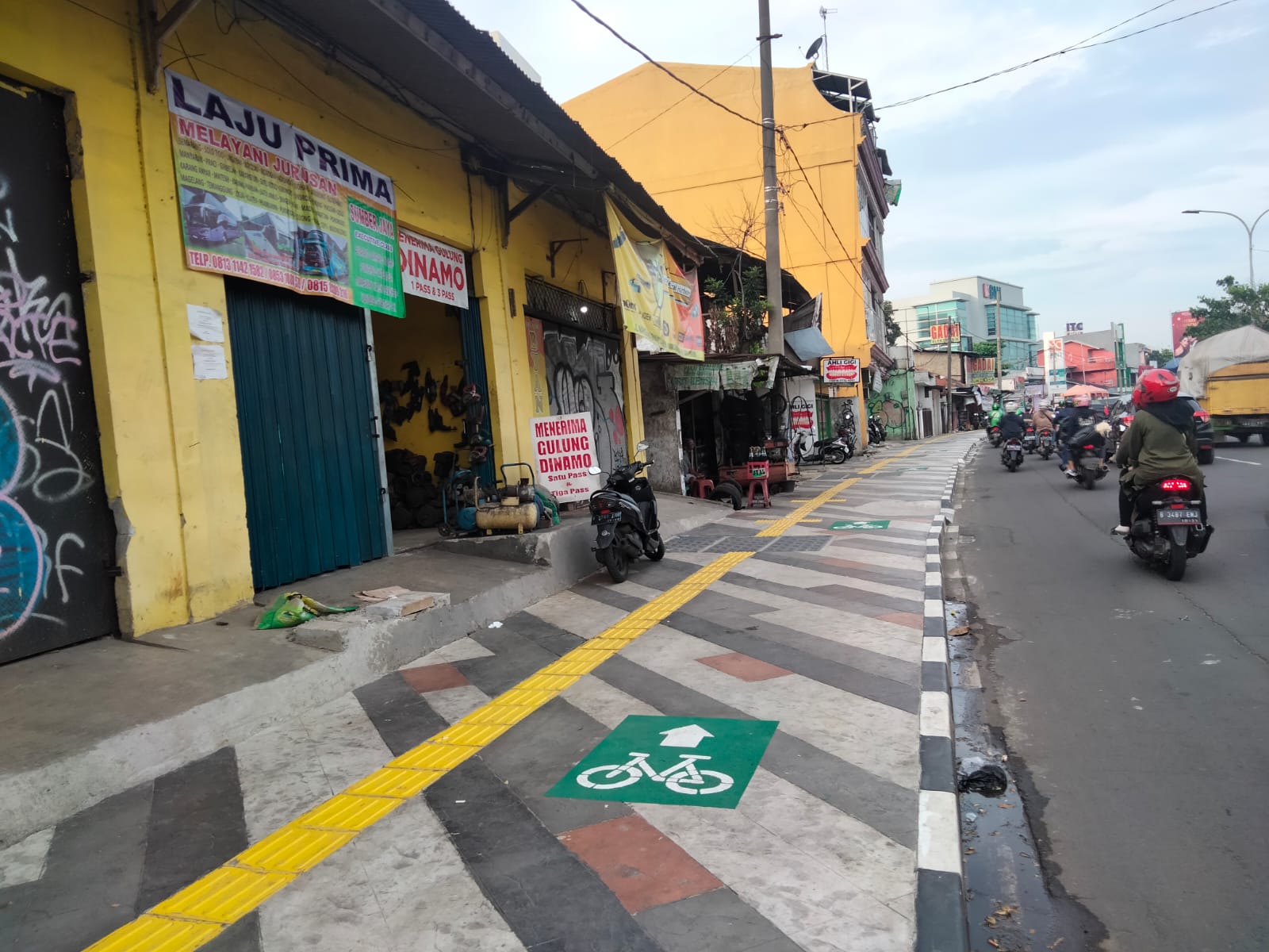 Trotoar di jalan Margonda Raya yang baru selesai dikerjakan (Haris Samsuddin/Jabar Ekspres)