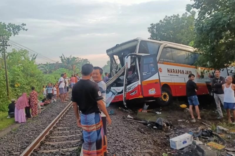 Warga melihat kondisi bus yang ringsek usai tertabrak kereta api Rapih Dhoho di Ketanon, Tulungagung, Minggu (27/2/2022) pagi. ANTARA/HO-warganet.