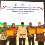 Gubernur Jawa Barat Ridwan Kamil diwakili Wakil Gubernur Uu Ruzhanul Ulum menerima penghargaan investasi dari BKPM RI, Rabu (16/2)