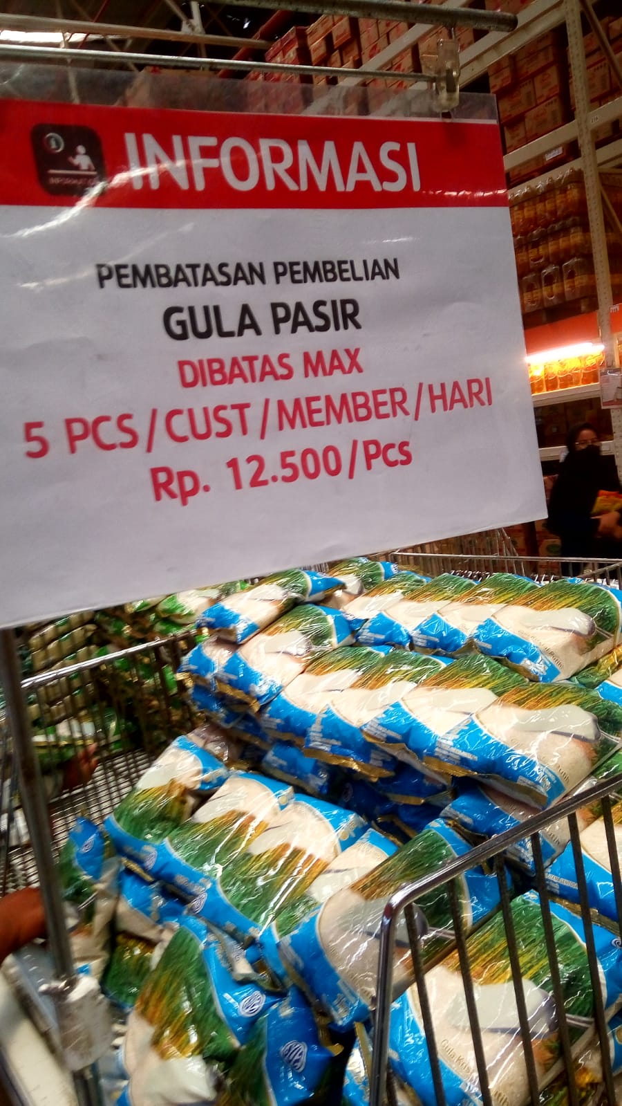 Aturan pembatasan pembelian gula kemasan di salah satu ritel di Kota Bandung. selasa (22/2)