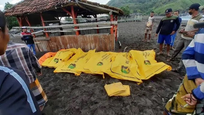 Kronologi ritual di Pantai Payangan yang menyebabkan puluhan orang terseret ombak. (Foto: Radar Jember)