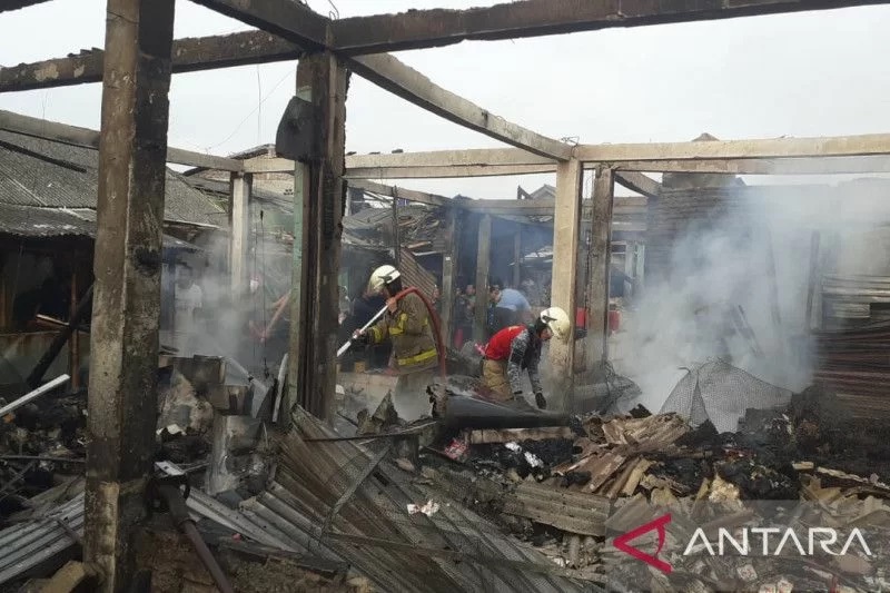 Petugas dari Damkar Kabupaten Tangerang menyisir lokasi kebakaran untuk melakukan pemadaman api di Pasar Gembong, Kampung Gembong, RT/RW 02/02, Desa Gembong, Kecamatan Balaraja, Kabupaten Tangerang. (HO/BPBD Kabupaten Tangerang)