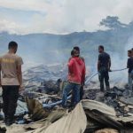 Puing-puing bekas kebakaran yang terjadi di Karubaga, Kabupaten Tolikara, Paoua, Sabtu (19/02) yang menewaskan seorang balita. (ANTARA/HO/Humas Polda Papua)