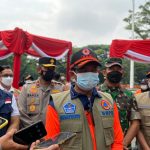 Ketua BNPB Pusat, Letnan TNI Suharyanto saat melakukan upacara simbolis pembagian masker secara gratis di Kota Bandung. Sabtu (19/2). Foto. Sandi Nugraha