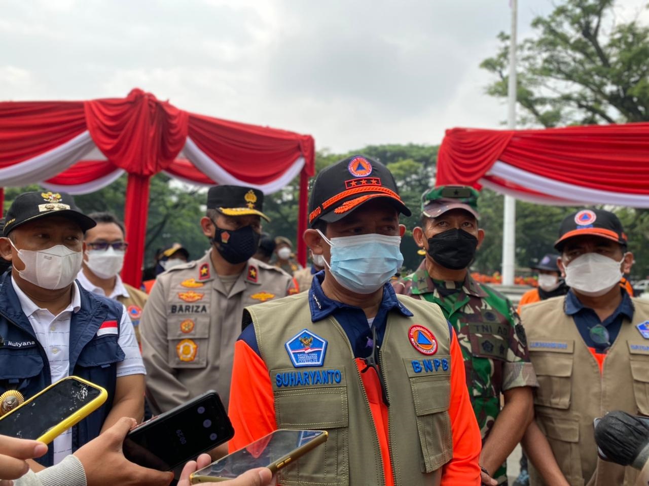 Ketua BNPB Pusat, Letnan TNI Suharyanto saat melakukan upacara simbolis pembagian masker secara gratis di Kota Bandung. Sabtu (19/2). Foto. Sandi Nugraha