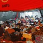 Konsidi korban gempa Pasaman Barat yang sudah mengungsi dengan menempati tenda darurat yang dibangun di depan halaman kantor Bupati Pasaman Barat. sabtu (26/2) foto Antara