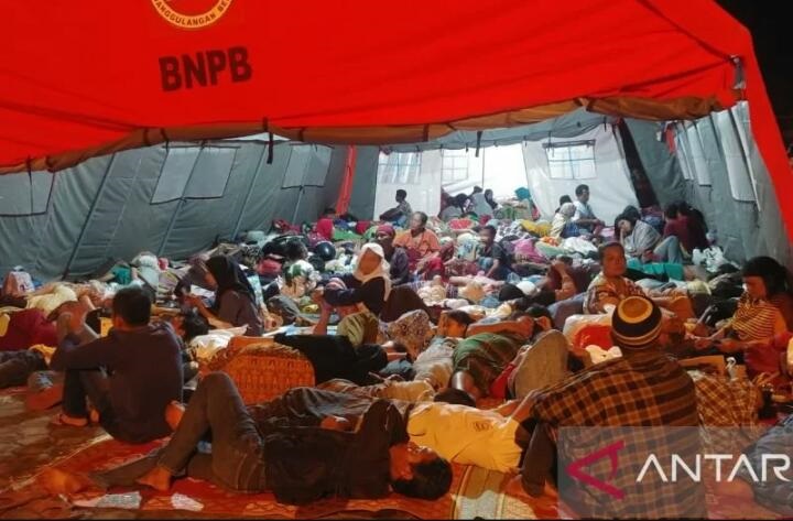 Konsidi korban gempa Pasaman Barat yang sudah mengungsi dengan menempati tenda darurat yang dibangun di depan halaman kantor Bupati Pasaman Barat. sabtu (26/2) foto Antara