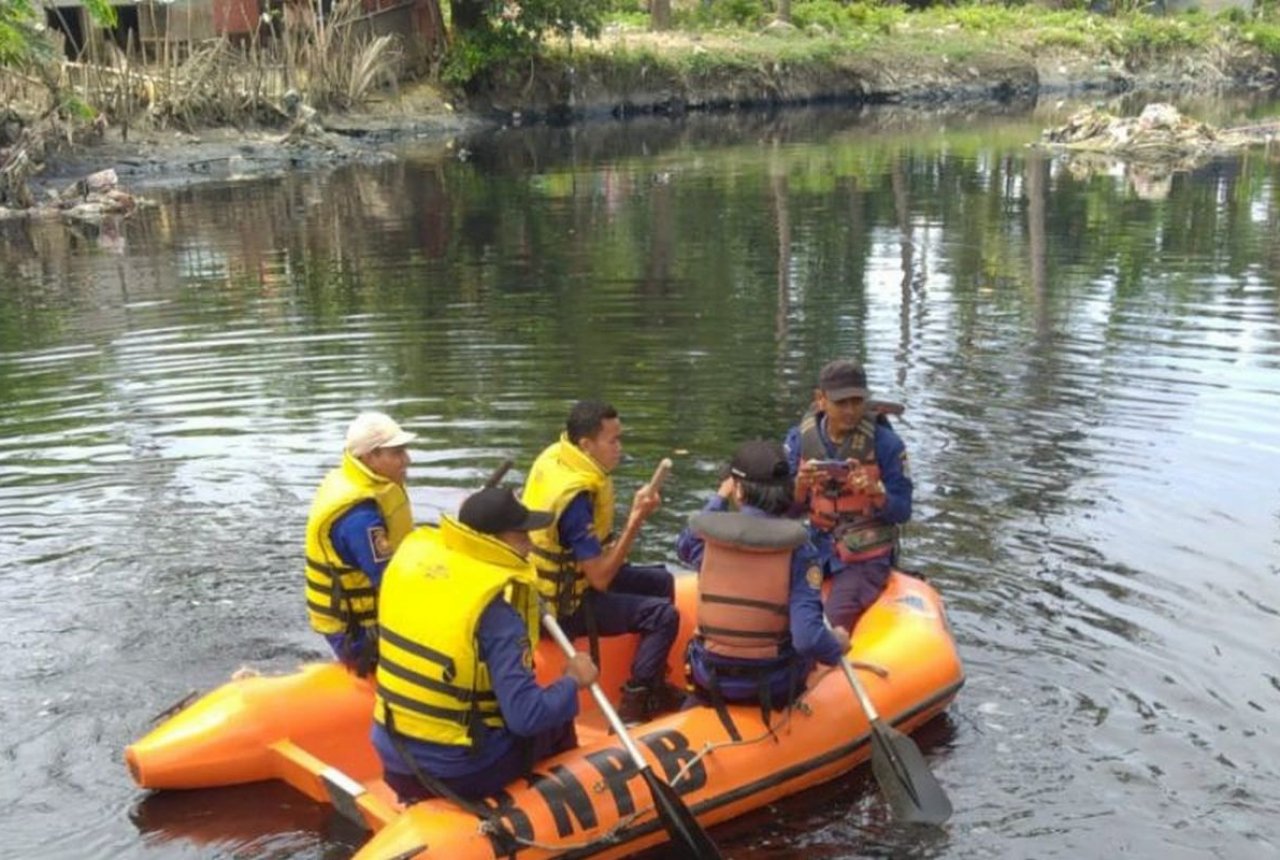 Petugas dari damkar dan BKSDA sedang melakukan penyisiran mencari buaya yang meresahkan warga di sungai Cirarab Tangereang. (Antara)