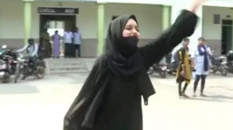 Seorang pelajar dari India Muskaan Khan, mendadak viral lantaran melakukan perlawanan terhadap kebijakan sekolahnya yang melarang penggunaan hijab di sekolah.